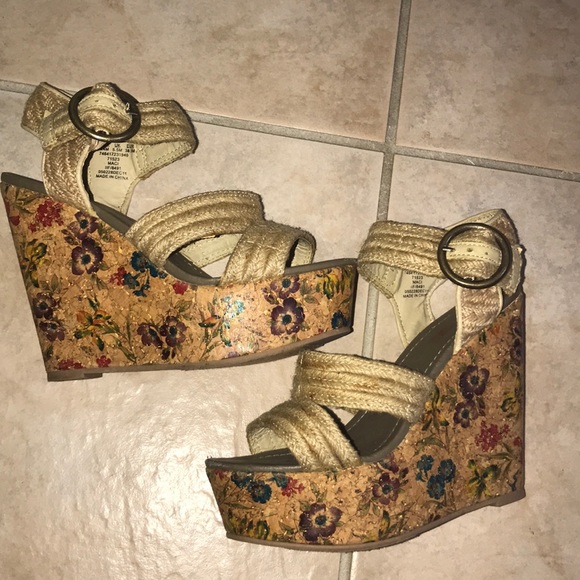 Shoes - Cute floral print wedges 🌸